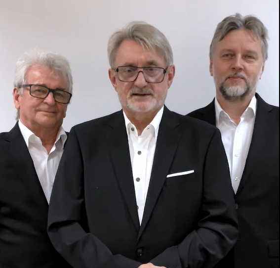 Trio Andrzeja Jagodzińskego w czarnych marynarkach