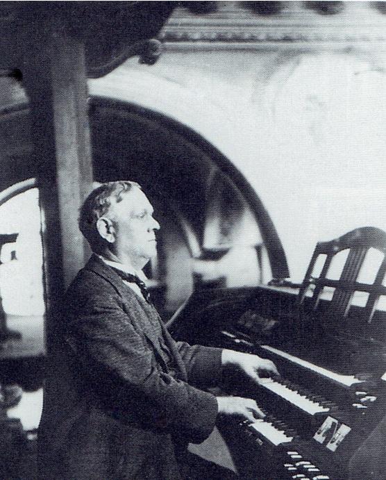 Viktor Clariss Czajanek, kompozytor i organista w starszym wieku, wykonuje utwór na organach w kościele