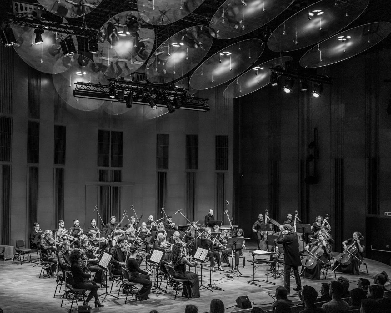 Grupa muzyków orkiestry AUKSO Orkiestry Kameralnej Miasta Tychy