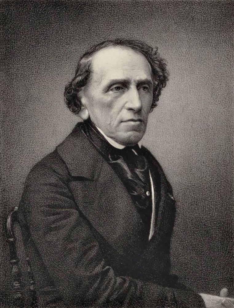 Kompozytor Giacomo Meyerbeer jest mężczyzną w średnim wieku, ma krótkie kręcone włosy i ubrany jest w czarny surdut